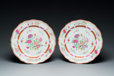 Paire de plats en porcelaine de Chine famille rose &agrave; d&eacute;cor floral, Qianlong