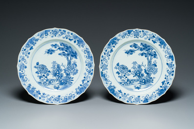 Une paire de plats et six assiettes en porcelaine de Chine en bleu et blanc, Kangxi/Qianlong