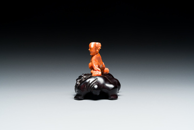 Sculpture d'un gar&ccedil;on en corail rouge, Chine, 19/20&egrave;me