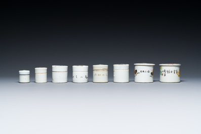 35 Chinese famille rose, verte, monochrome and qianjiang cai boxes and covers, 19/20th C.
