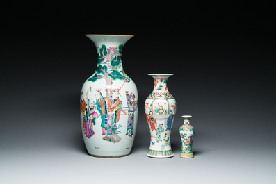 Une paire de plats en porcelaine de Chine famille verte et trois vases en famille rose et verte, 19/20&egrave;me