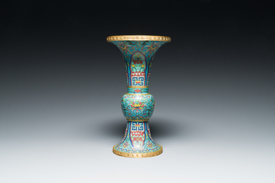 Een Chinese cloisonn&eacute; 'gu' vaas met lotusslingers, 18/19e eeuw