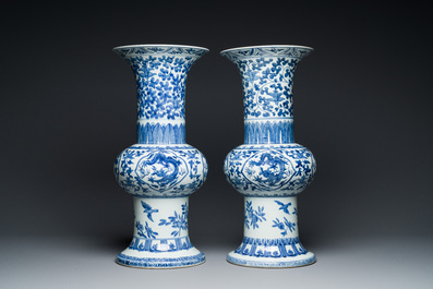 Paire de vases de forme 'gu' en porcelaine de Chine en bleu et blanc, marque de Qianlong, R&eacute;publique