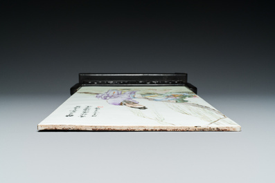 Een Chinese famille rose plaquette in houten standaard, gesigneerd Wang Qi 王琦, 20e eeuw
