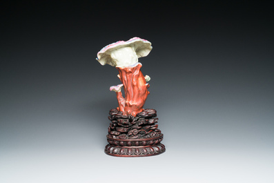Sculpture d'un 'lingzhi' en porcelaine de Chine famille rose sur socle en bois sculpt&eacute;, marque de Qianlong, probablement R&eacute;publique