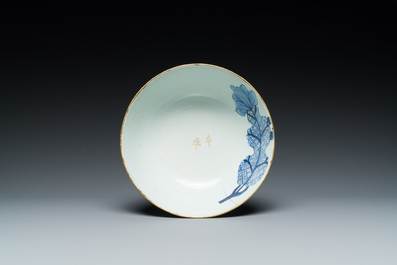 Vier Chinese blauw-witte 'Bleu de Hue' borden en een kom voor de Vietnamese markt, diverse merken, 19e eeuw