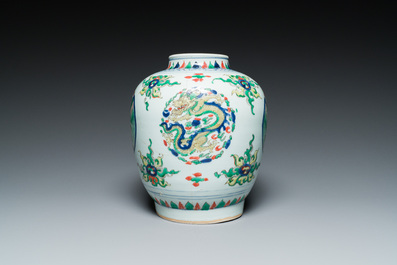 Een Chinese wucai 'draken' vaas, Transitie periode/Kangxi