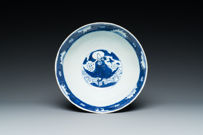 Een Chinese blauw-witte 'Shou Lao' kom met gekerfde buitenwand, Chenghua merk, Wanli
