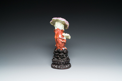 Sculpture d'un 'lingzhi' en porcelaine de Chine famille rose sur socle en bois sculpt&eacute;, marque de Qianlong, probablement R&eacute;publique