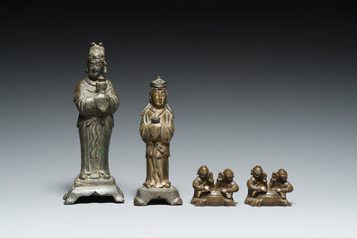 Deux sculptures et deux presse-papiers en forme de gar&ccedil;ons batteurs en bronze, Chine, Ming/Qing