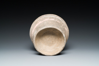Een Chinese aardewerken vaas met polychrome beschildering, Han