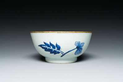 Vier Chinese blauw-witte 'Bleu de Hue' borden en een kom voor de Vietnamese markt, diverse merken, 19e eeuw