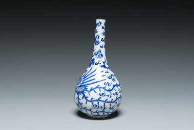 Vase de forme bouteille &agrave; d&eacute;cor d'un ph&eacute;nix en porcelaine de Chine 'Bleu de Hue' pour le Vietnam, marque Tho, 19&egrave;me