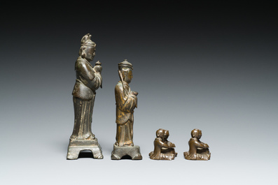 Deux sculptures et deux presse-papiers en forme de gar&ccedil;ons batteurs en bronze, Chine, Ming/Qing