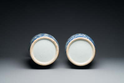 Paire de vases en porcelaine de Chine en bleu et blanc &agrave; d&eacute;cor de dragons, 19&egrave;me