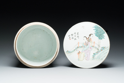 Een grote Chinese famille rose dekseldoos, Qianlong merk, 19e eeuw