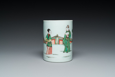 Een Chinese famille verte penselenbeker met gegraveerd metalen deksel, 'bitong', Kangxi
