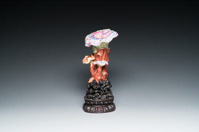 Sculpture d'un 'lingzhi' en porcelaine de Chine famille rose sur socle en bois sculpt&eacute;, marque de Qianlong, probablement R&eacute;publique