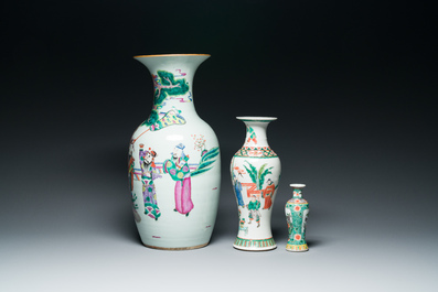 Une paire de plats en porcelaine de Chine famille verte et trois vases en famille rose et verte, 19/20&egrave;me