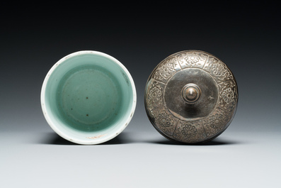 Een Chinese famille verte penselenbeker met gegraveerd metalen deksel, 'bitong', Kangxi
