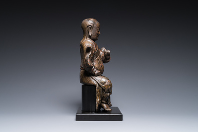 Sculpture d'un gardien bouddhiste en bois laqu&eacute; et polychrom&eacute;, Chine, Ming