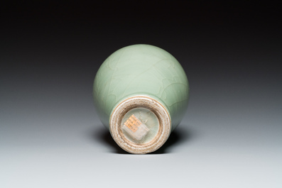 A Chinese monochrome celadon-glazed 'meiping' vase, 18/19th C.