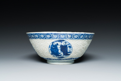Een Chinese blauw-witte 'Shou Lao' kom met gekerfde buitenwand, Chenghua merk, Wanli