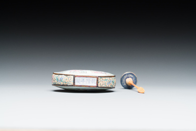 Tabati&egrave;re en &eacute;maux de P&eacute;kin &agrave; d&eacute;cor d'&eacute;trangers, marque et &eacute;poque de Qianlong