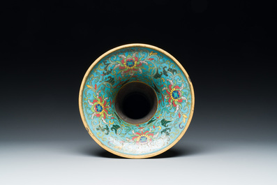 Een Chinese cloisonn&eacute; 'gu' vaas met lotusslingers, 18/19e eeuw