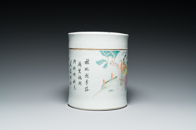 Een grote Chinese famille rose dekseldoos, Qianlong merk, 19e eeuw