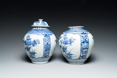 Een paar Japanse blauw-witte Arita potten met floraal decor, Edo, eind 17e eeuw