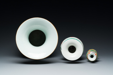Une paire de plats en porcelaine de Chine famille verte et trois vases en famille rose et verte, 19/20&egrave;me
