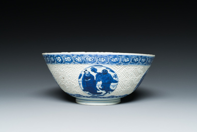 Een Chinese blauw-witte 'Shou Lao' kom met gekerfde buitenwand, Chenghua merk, Wanli
