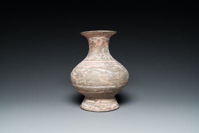 Een Chinese aardewerken vaas met polychrome beschildering, Han
