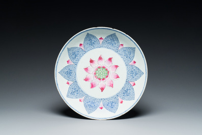 Plat en porcelaine de Chine famille rose &agrave; d&eacute;cor d'un lotus pour le march&eacute; Sud-Est asiatique, Yongzheng