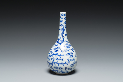 Vase de forme bouteille &agrave; d&eacute;cor d'un ph&eacute;nix en porcelaine de Chine 'Bleu de Hue' pour le Vietnam, marque Tho, 19&egrave;me