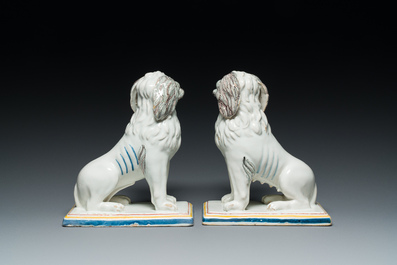 Paire de carlins en fa&iuml;ence polychrome de Bruxelles, l'un inscrit 'Jellie' et dat&eacute; 1781