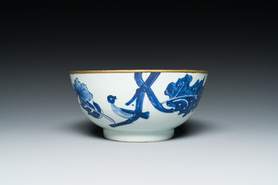 Vier Chinese blauw-witte 'Bleu de Hue' borden en een kom voor de Vietnamese markt, diverse merken, 19e eeuw