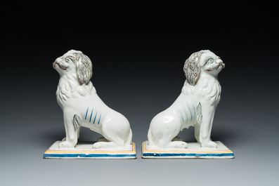 Paire de carlins en fa&iuml;ence polychrome de Bruxelles, l'un inscrit 'Jellie' et dat&eacute; 1781