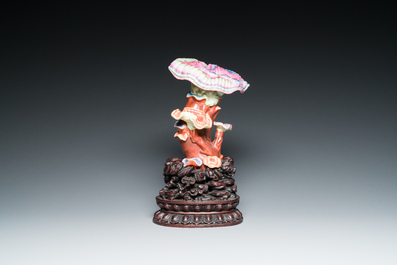 Sculpture d'un 'lingzhi' en porcelaine de Chine famille rose sur socle en bois sculpt&eacute;, marque de Qianlong, probablement R&eacute;publique