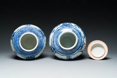Een paar Japanse blauw-witte Arita potten met floraal decor, Edo, eind 17e eeuw