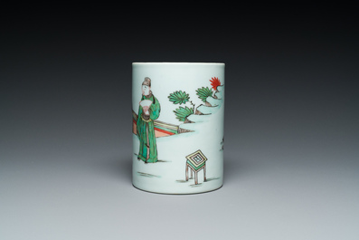 Een Chinese famille verte penselenbeker met gegraveerd metalen deksel, 'bitong', Kangxi