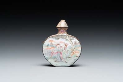 Tabati&egrave;re en &eacute;maux de P&eacute;kin &agrave; d&eacute;cor d'&eacute;trangers, marque et &eacute;poque de Qianlong
