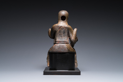 Sculpture d'un gardien bouddhiste en bois laqu&eacute; et polychrom&eacute;, Chine, Ming