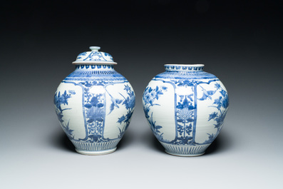 Een paar Japanse blauw-witte Arita potten met floraal decor, Edo, eind 17e eeuw