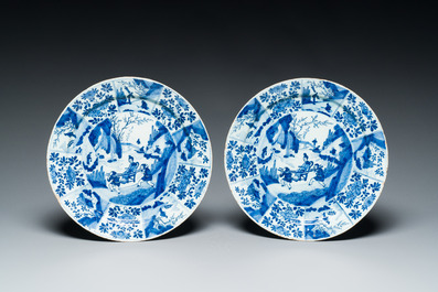 Een paar blauw-witte Delftse borden met fijn chinoiserie decor, 17/18e eeuw