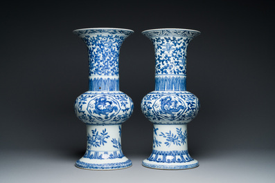 Paire de vases de forme 'gu' en porcelaine de Chine en bleu et blanc, marque de Qianlong, R&eacute;publique