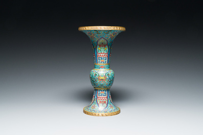 Een Chinese cloisonn&eacute; 'gu' vaas met lotusslingers, 18/19e eeuw
