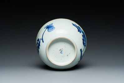 Vier Chinese blauw-witte 'Bleu de Hue' borden en een kom voor de Vietnamese markt, diverse merken, 19e eeuw