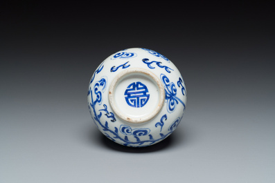 Vase de forme bouteille &agrave; d&eacute;cor d'un ph&eacute;nix en porcelaine de Chine 'Bleu de Hue' pour le Vietnam, marque Tho, 19&egrave;me